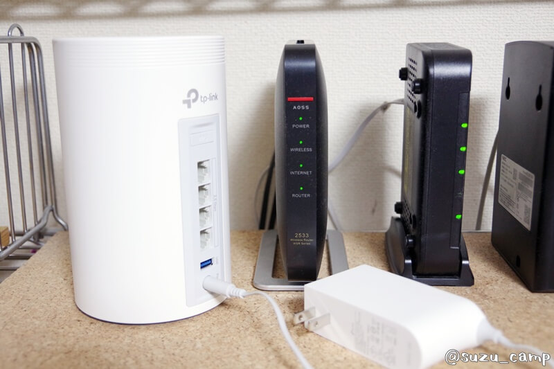 Deco BE65本体の背面と接続端子