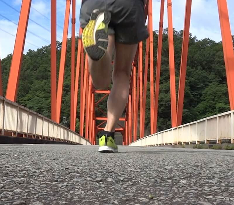 橋を走るランナー後ろ姿