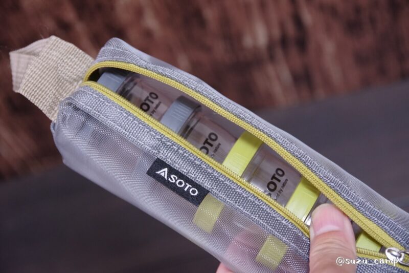 SOTOロゴ入りのメッシュポーチと5つの小型ケース