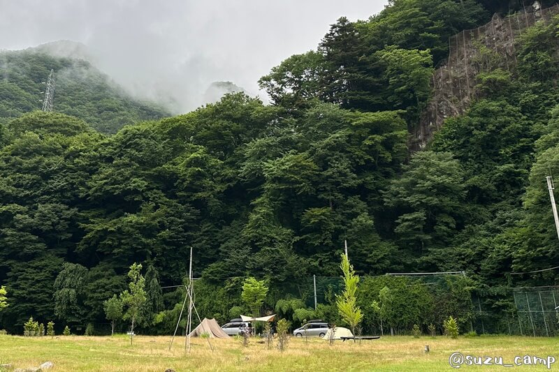 山間のキャンプ場で迎える朝の風景
