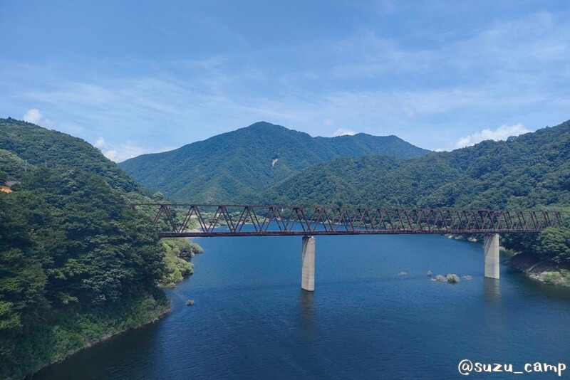 緑の山々と青い湖面が広がる登り基調のランニングコース