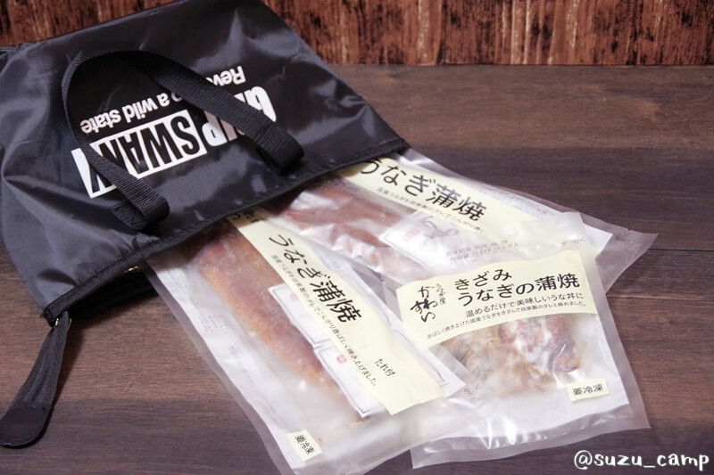 バッグから飛び出すうなぎの蒲焼き