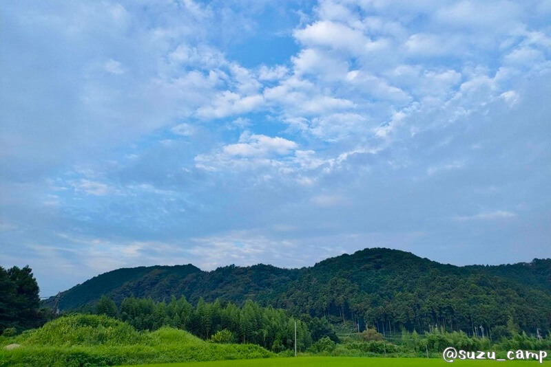 青い空と緑の山。朝ランの風景