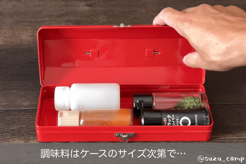 コールマン特製スチールギアBOXに調味料ボトルを収納した写真