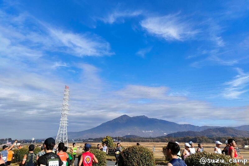 筑波山を望むつくばマラソンのコース風景