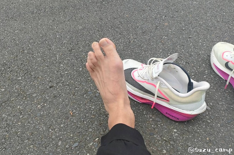 レース後に足が攣って伸ばしている様子