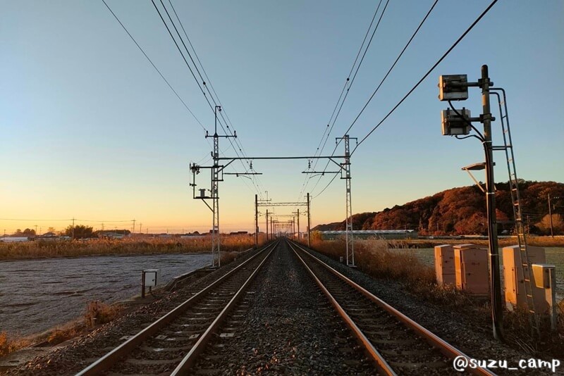 先へ続く線路と朝の光