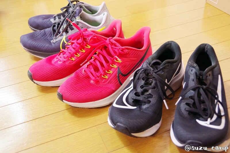 引退したランニングシューズ3足の集合写真