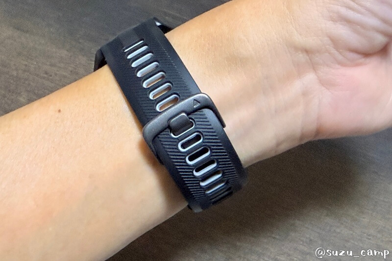 新品のバンドに交換したForerunner 965の装着状態。バンドキーパーで先端が収まっている様子