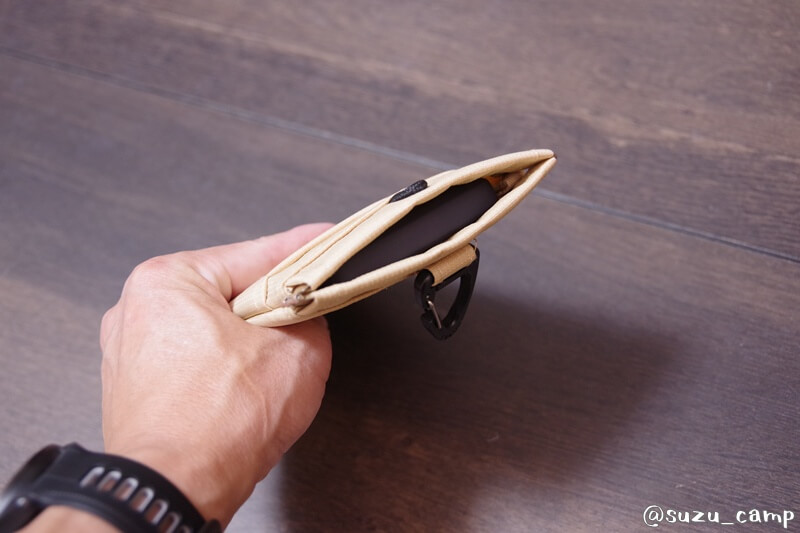 ケース付きiPhone 17 Pro Maxを収納すると口元が閉じない状態